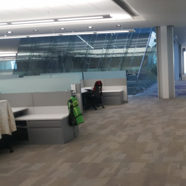 Escritorios y alfombras personalizado para Cliente corporativo