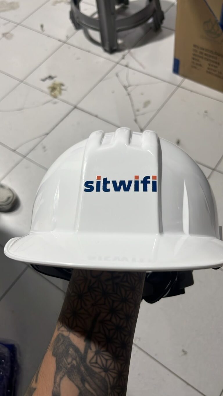 Cascos de seguridad con logo para Sitwifi · Grupo Beyond