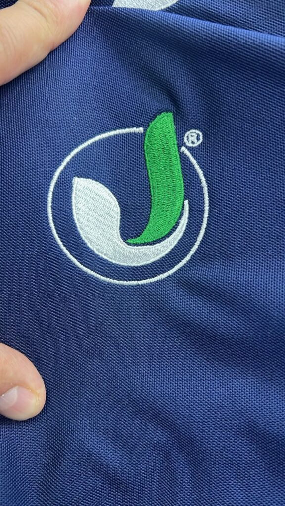 Bordado de logo en polos personalizado para Grupo Jumex