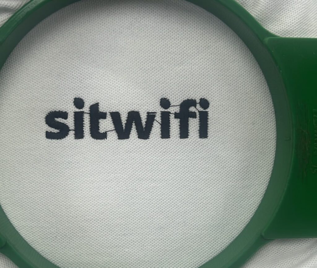 Bordado en camisas personalizado para Sitwifi