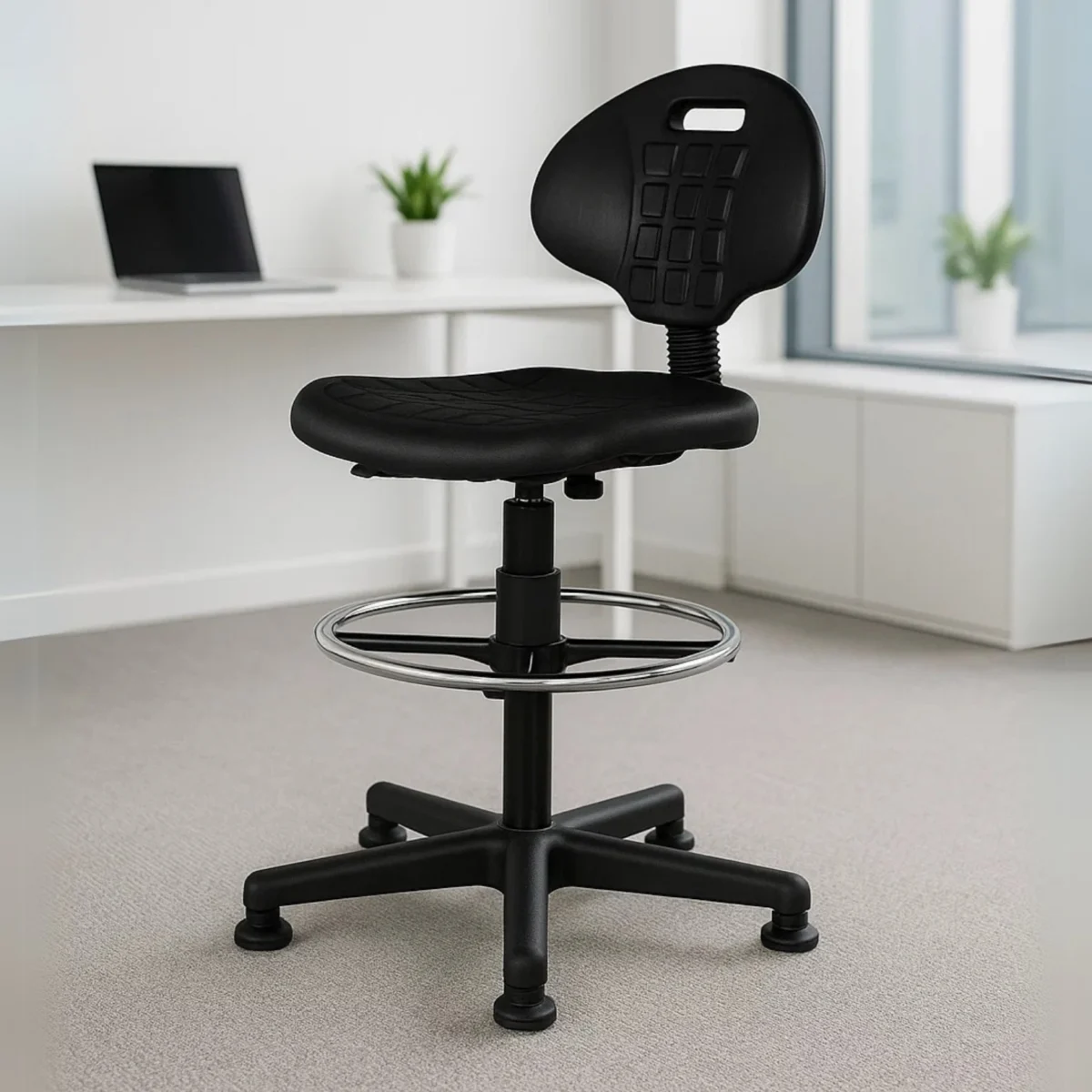 Silla Cajero Industrial Poliuretano Negro y Regaton