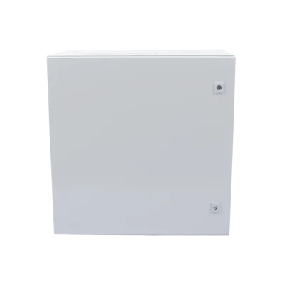 Gabinete de Acero IP66 Uso en Intemperie (600 x 600 x 300 mm) con Placa Trasera Interior Metálica y Compuerta Inferior Atornillable (Incluye Chapa y Llave T).